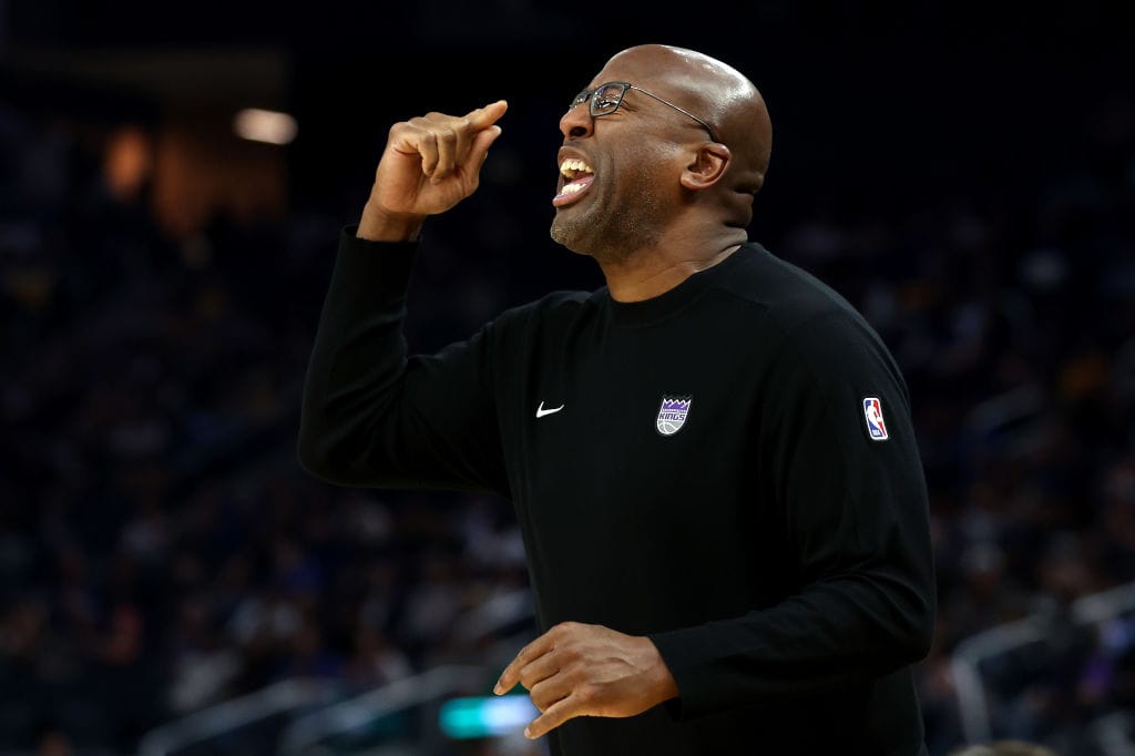 Mike Brown, entrenador de los Sacramento Kings