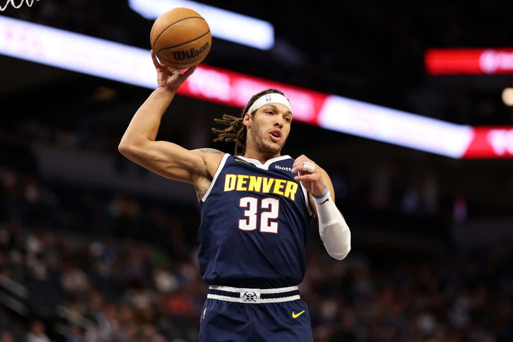 Aaron Gordon captura un rebote