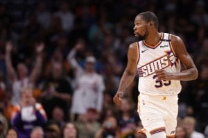 Un descomunal Kevin Durant amarga el debut de Paul George