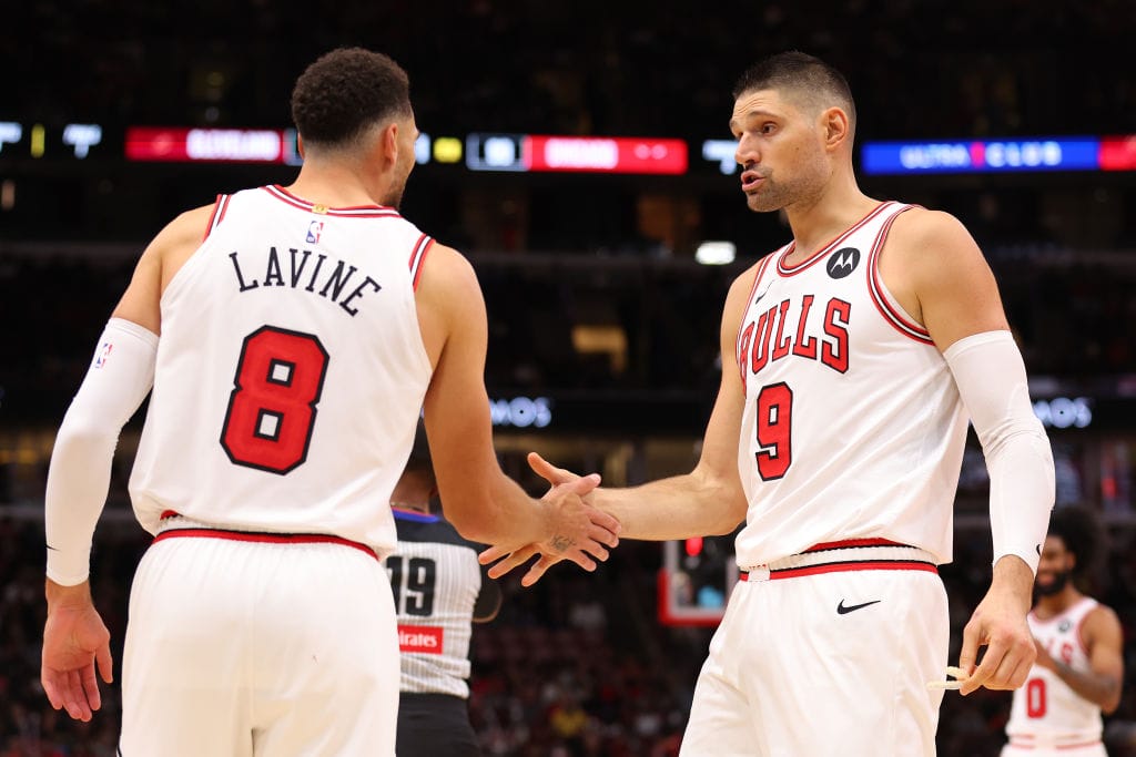 Zach LaVine y Nikola Vucevic se felicitan una acción durante un partido