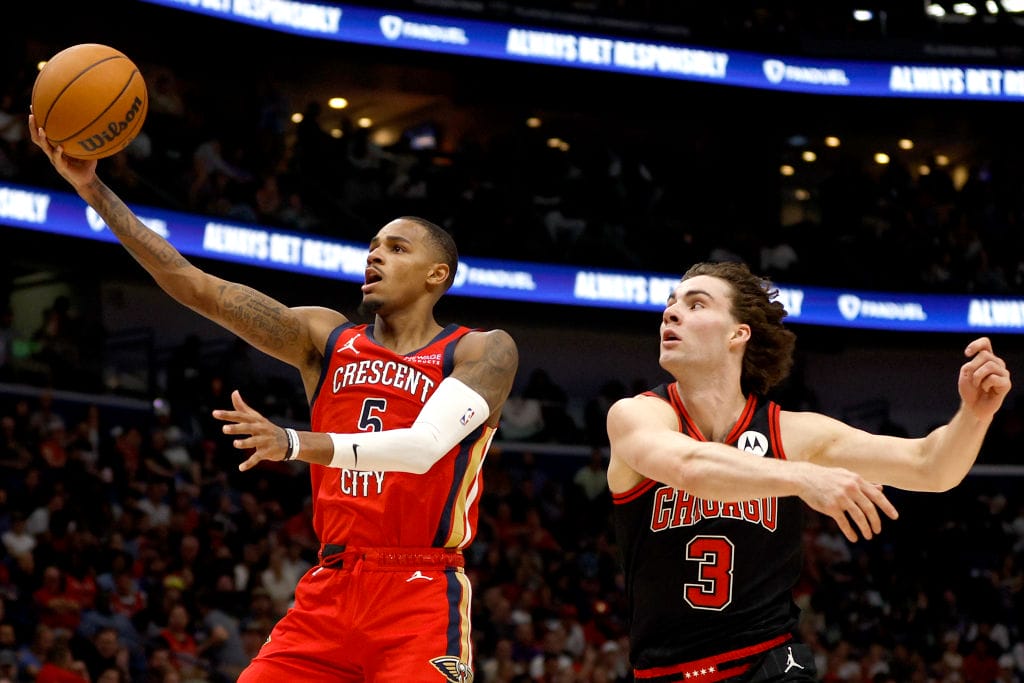 Dejounte Murray ejecuta una bandeja