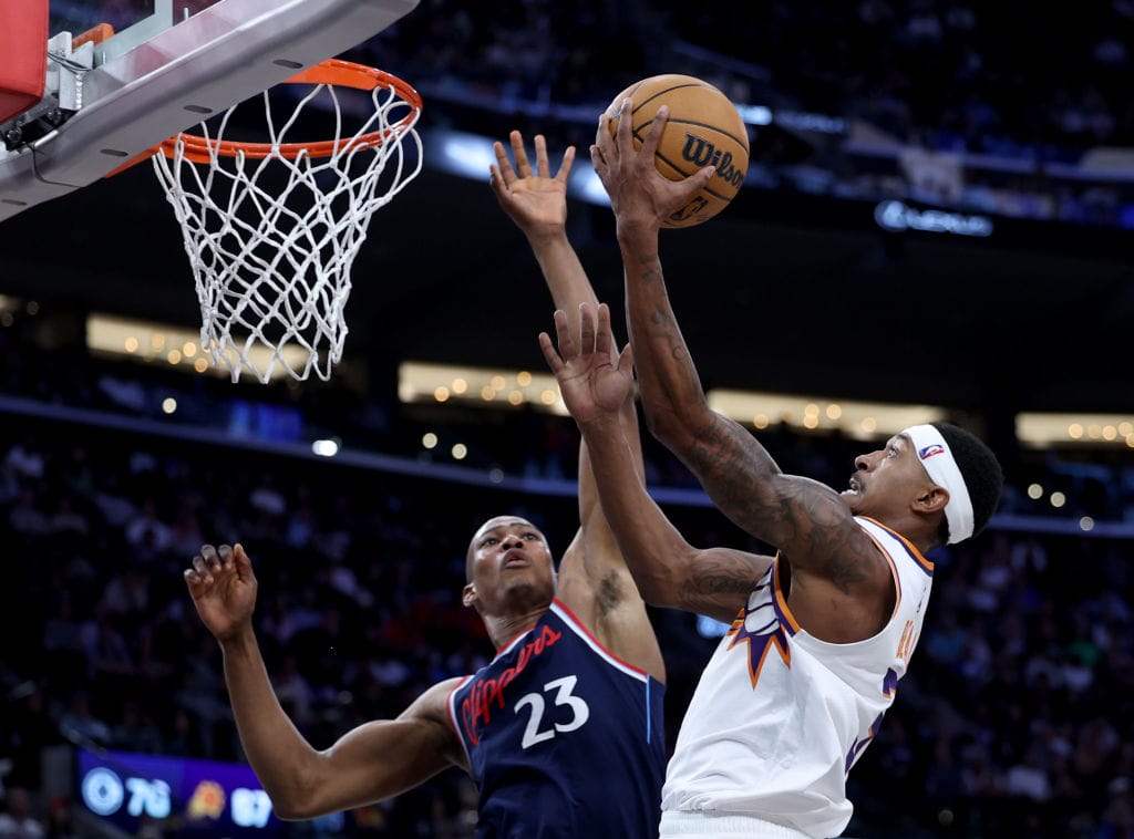 Bradley Beal penetra a canasta con los Phoenix Suns