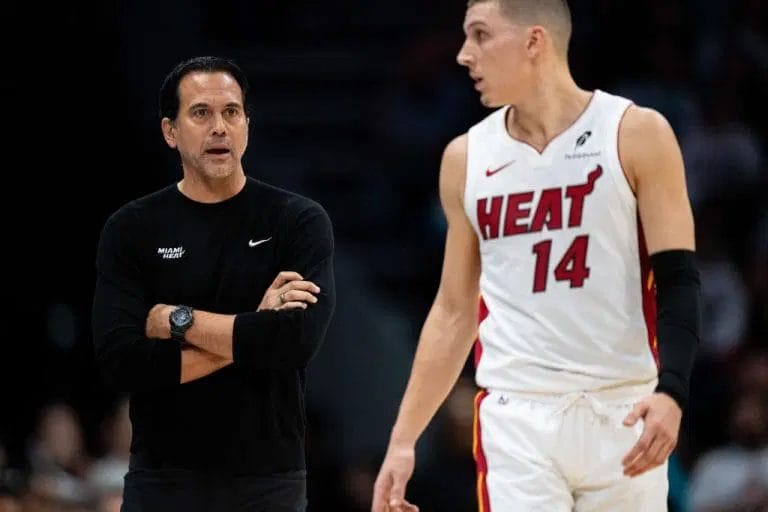 Erik Spoelstra da instrucciones a Herro