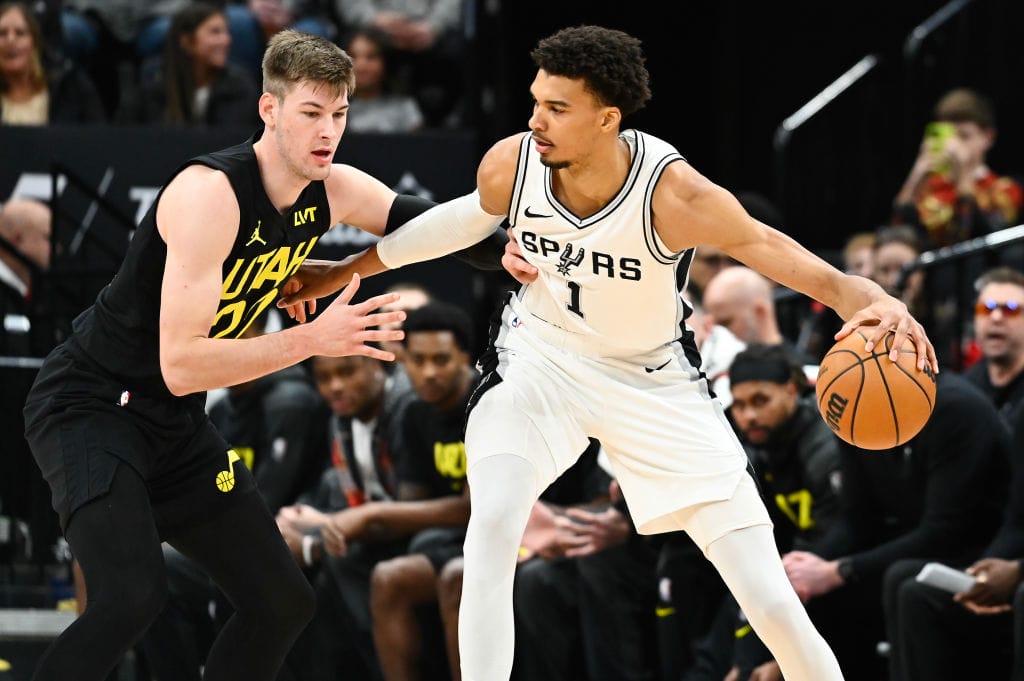 Kyle Filipowski defiende a Victor Wembanyama en el último partido entre Jazz y Spurs