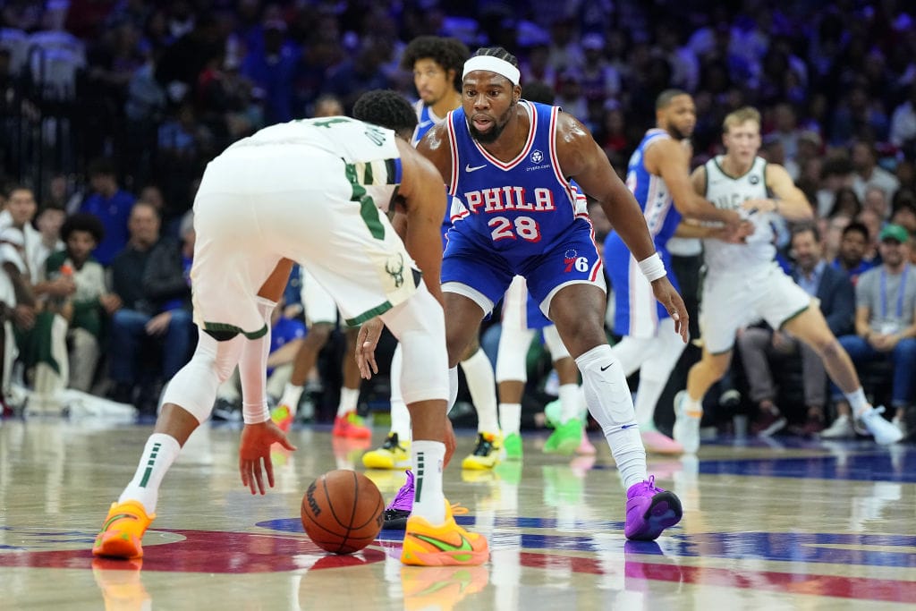 Guerschon Yabusele defiende a Antetokounmpo