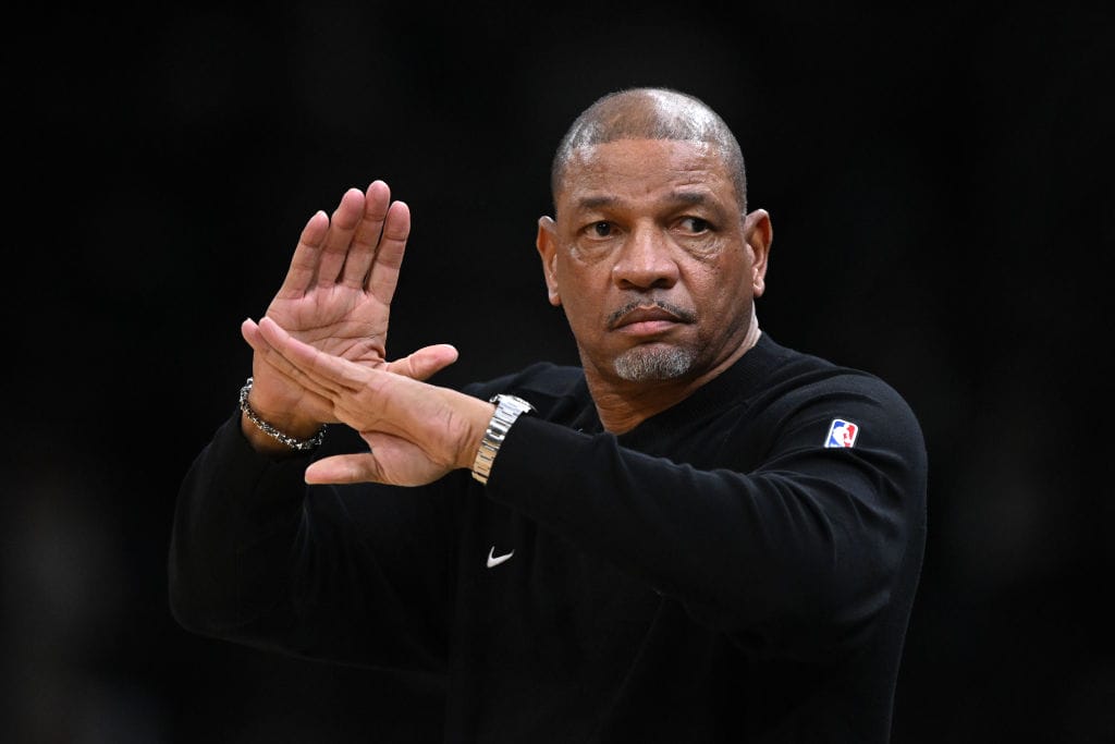 Doc Rivers, entrenador de los Milwaukee Bucks, durante un partido