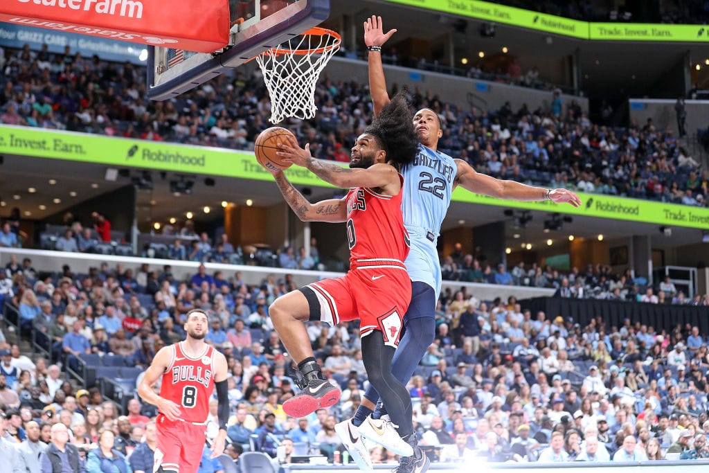 Coby White finaliza en la canasta