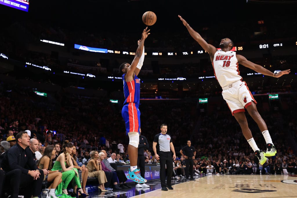 Malik Beasley lanza a canasta