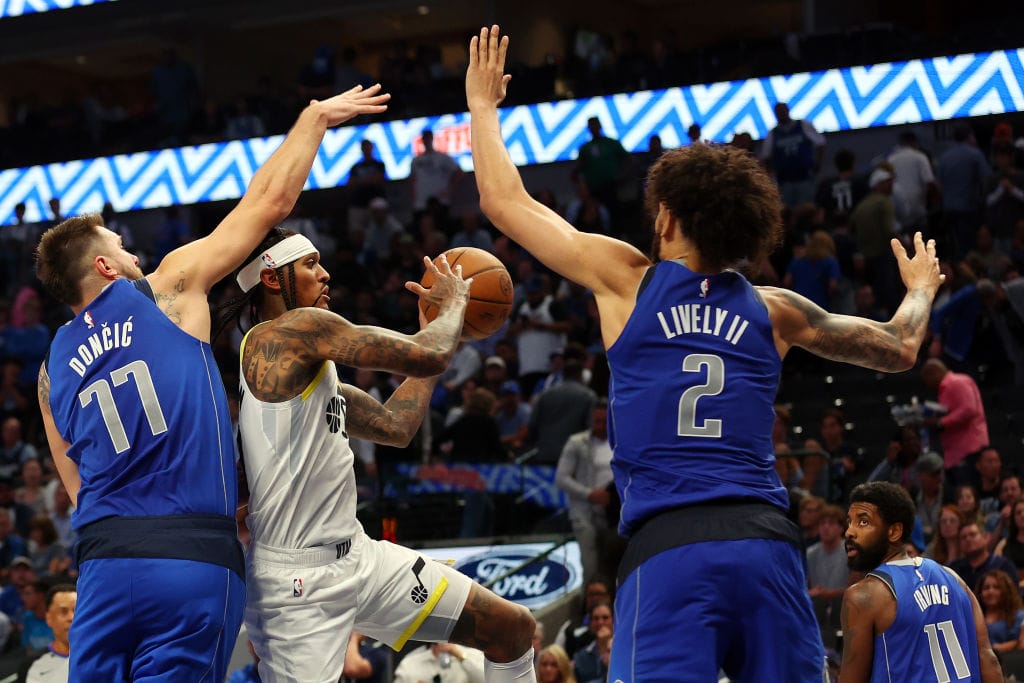 Jordan Clarkson ataca la pintura de los Dallas Mavericks