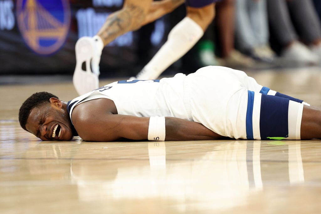 Anthony Edwards visiblemente dolorido durante el partido de los Wolves ante Dallas Mavericks