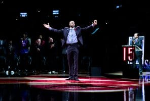 Los Raptors retiran el número 15 de Vince Carter