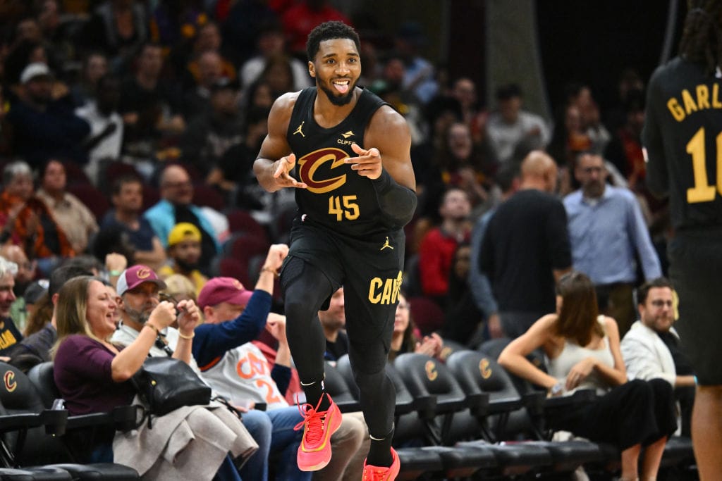Donovan Mitchell celebra una canasta