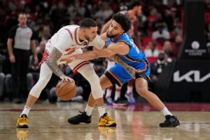 Lonzo Ball protege el balón