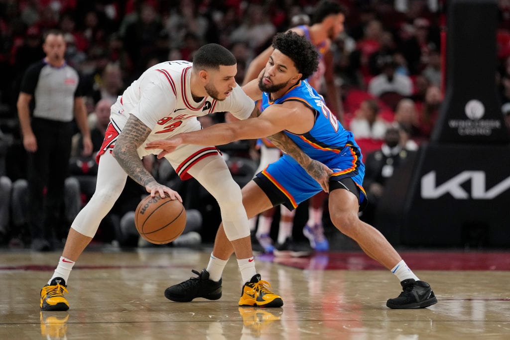 Lonzo Ball protege el balón