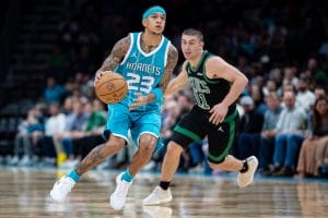 Tre Mann conduce el balón