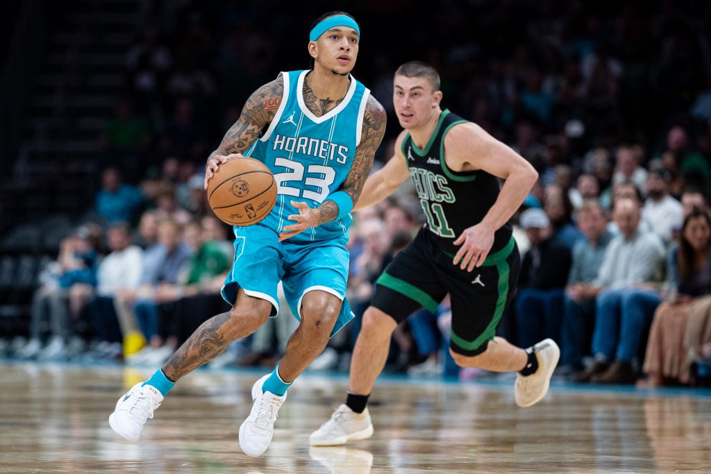 Tre Mann conduce el balón