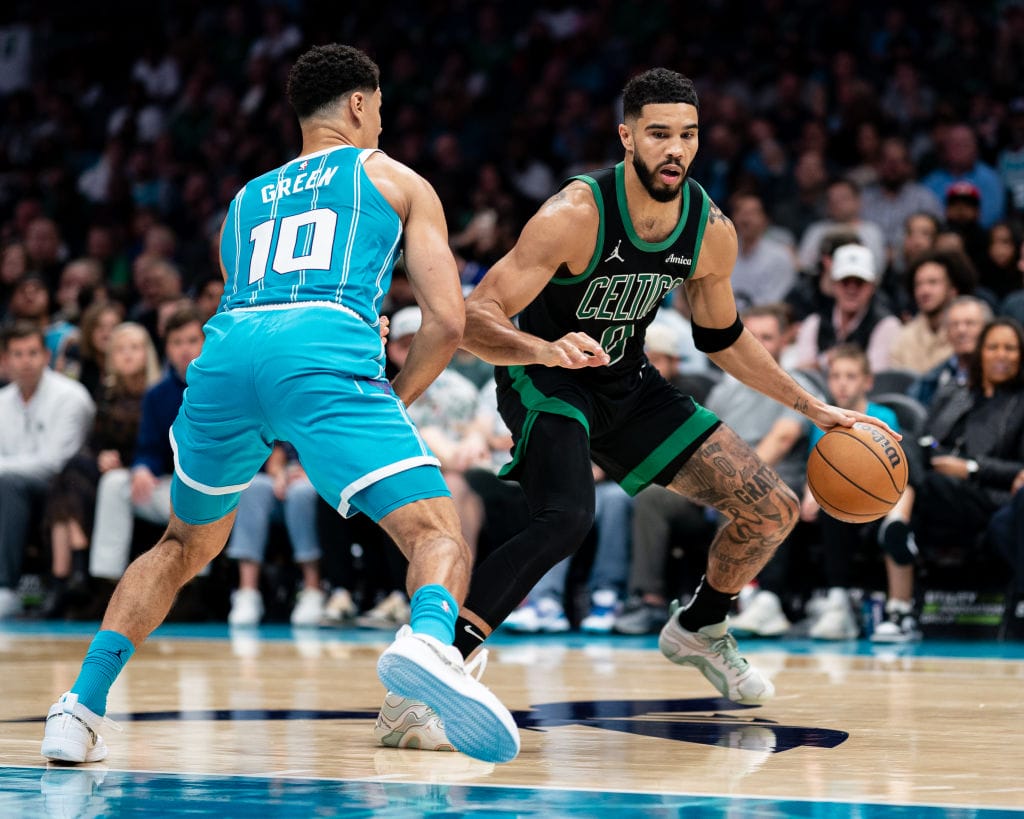 Jayson Tatum encara a Josh Green