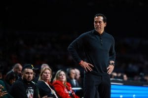 Erik Spoelstra colapsa ante los Pistons