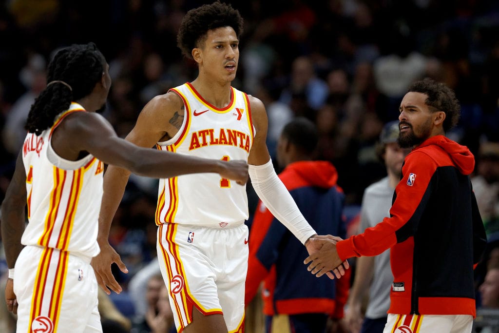 Jalen Johnson choca su mano con Trae Young