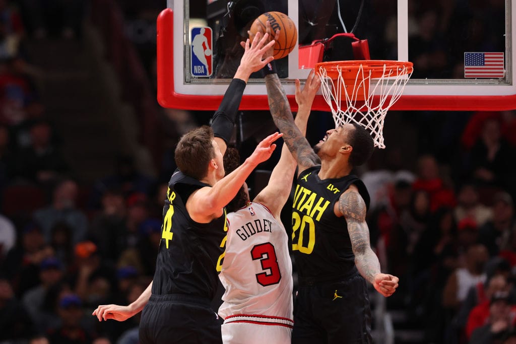 Walker Kessler y John Collins taponan un intento de Josh Giddey