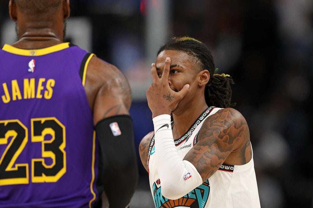 Ja Morant celebra un triple ante LeBron James