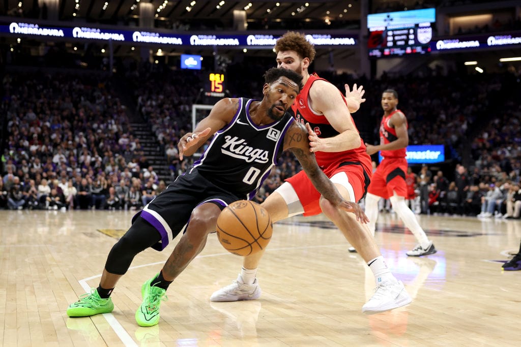 Malik Monk trata de zafarse de Jamison Battle