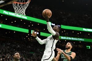 Dennis Schröder ejecuta una bandeja durante un partido