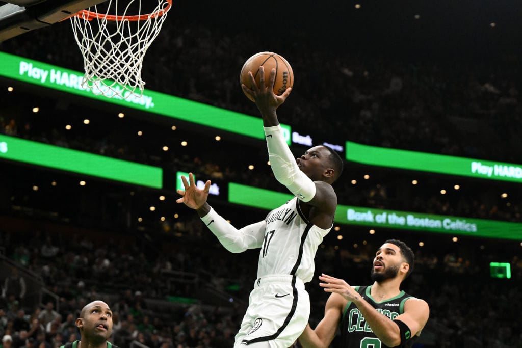 Dennis Schröder ejecuta una bandeja durante un partido