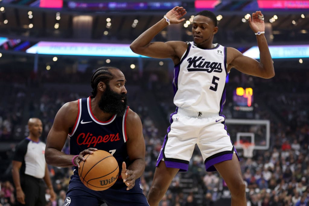 De'Aaron Fox cae en la finta de James Harden