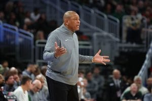 Milwaukee pierde y Doc Rivers señala a los árbitros
