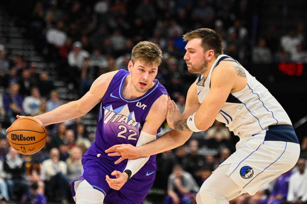 Kyle Filipowski es defendido por Luka Doncic