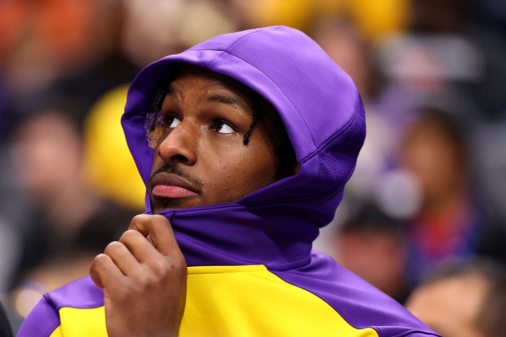 Bronny James se cubre con la capucha antes de un partido