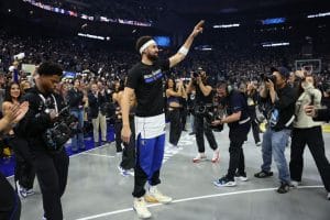 Y Klay Thompson regresó a Golden State... con su merecido homenaje