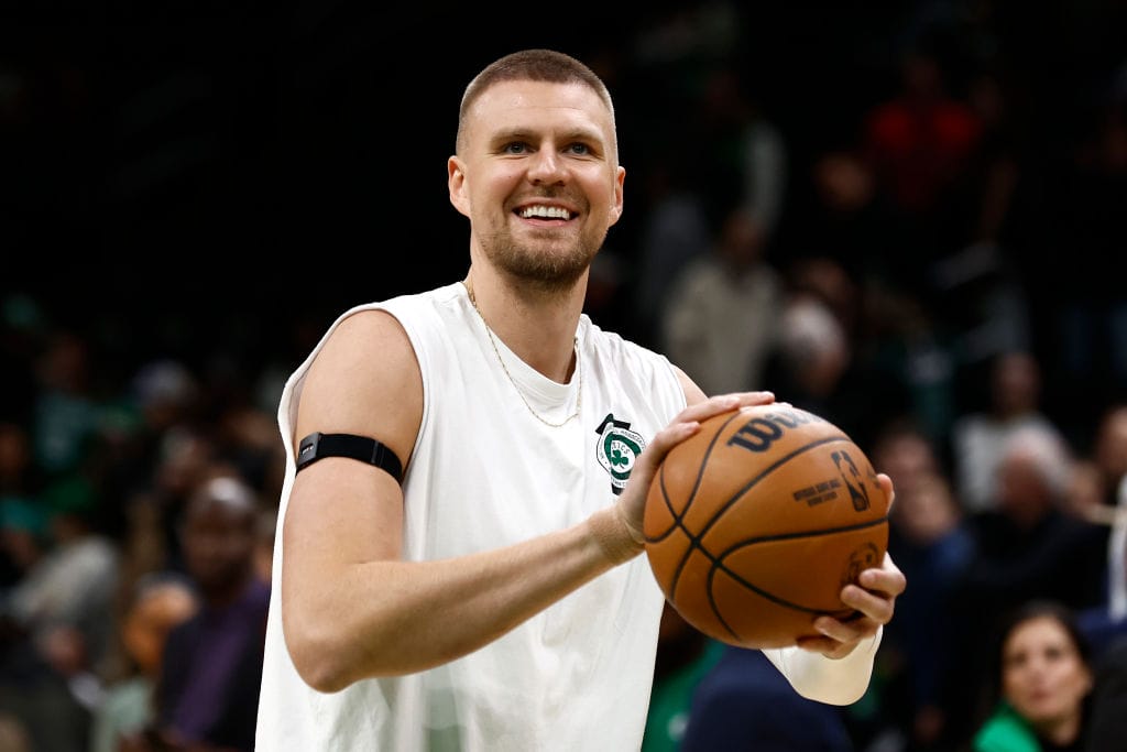 Kristaps Porzingis durante una ronda de tiro