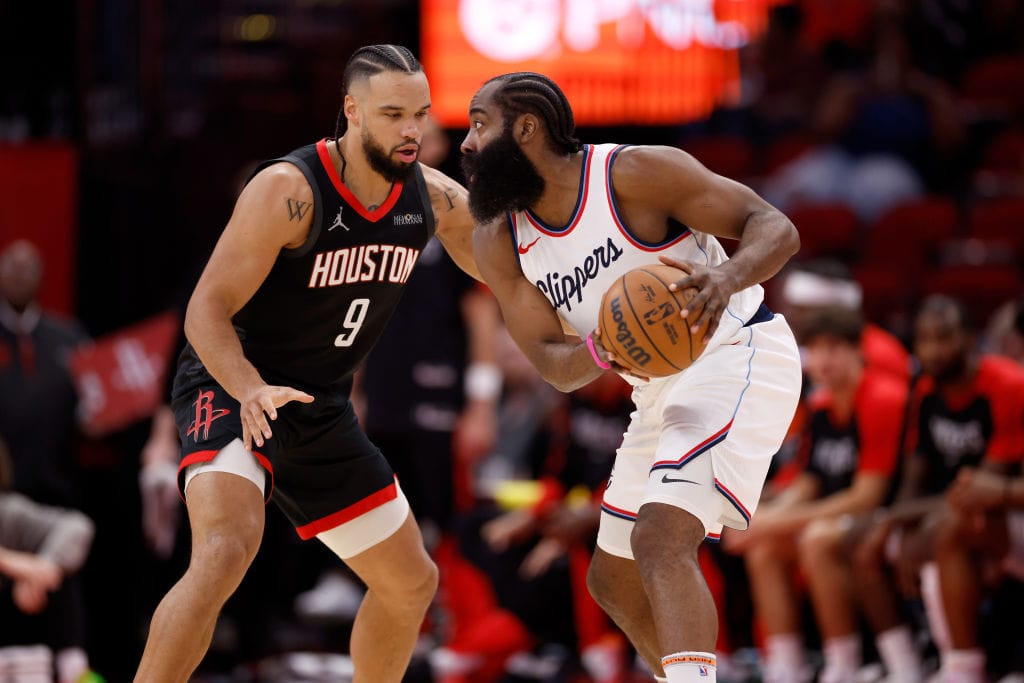Dillon Brooks defiende a James Harden