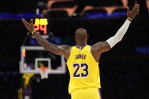 Enorme LeBron James: cuarto triple-doble consecutivo