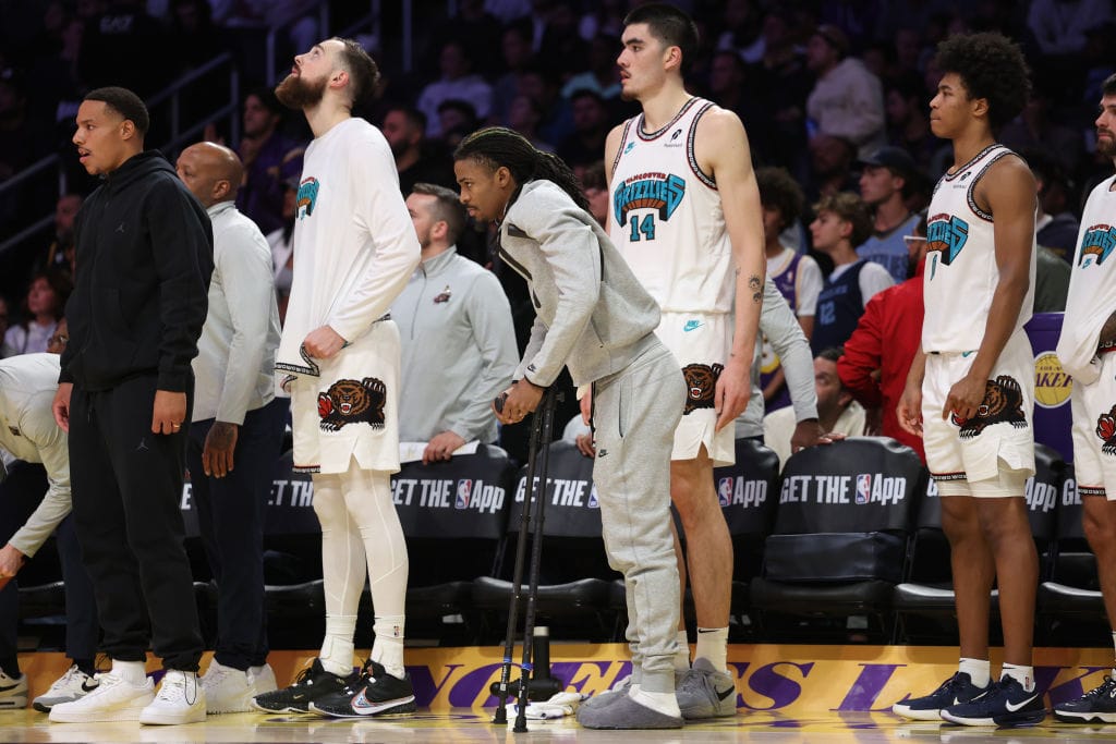 Ja Morant en muletas