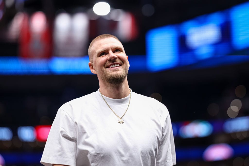 Kristaps Porzingis pasea sonriente
