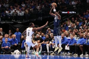Kyrie Irving lanza a canasta
