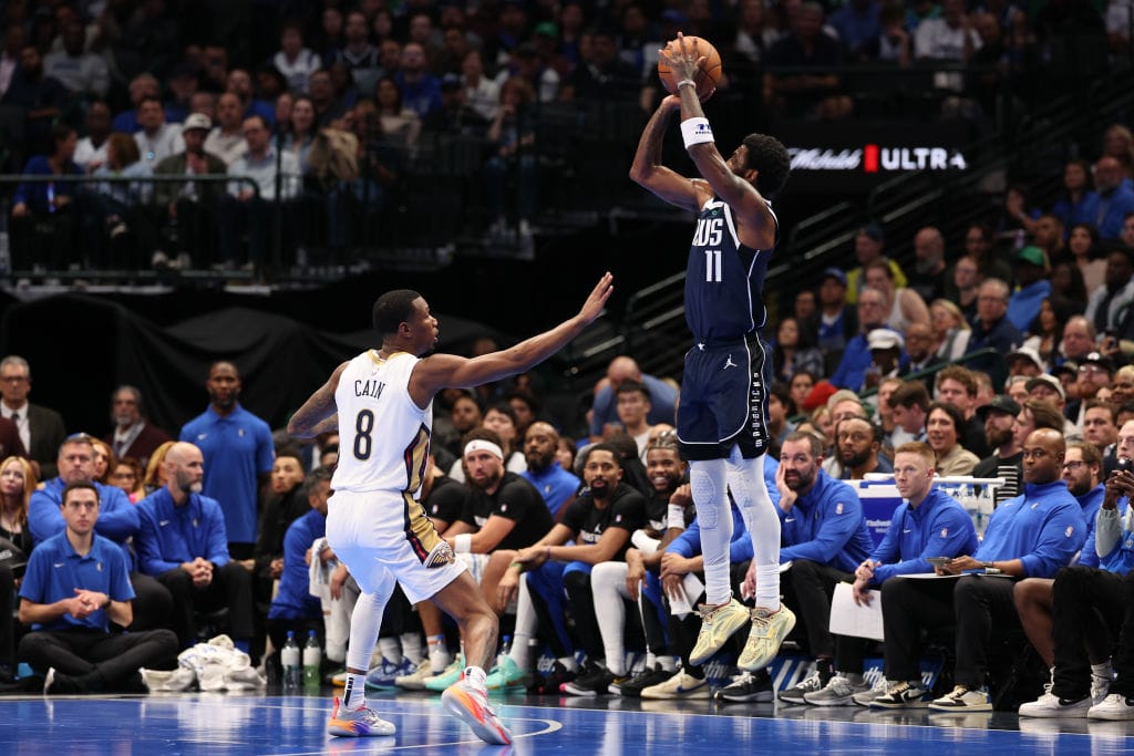 Kyrie Irving lanza a canasta