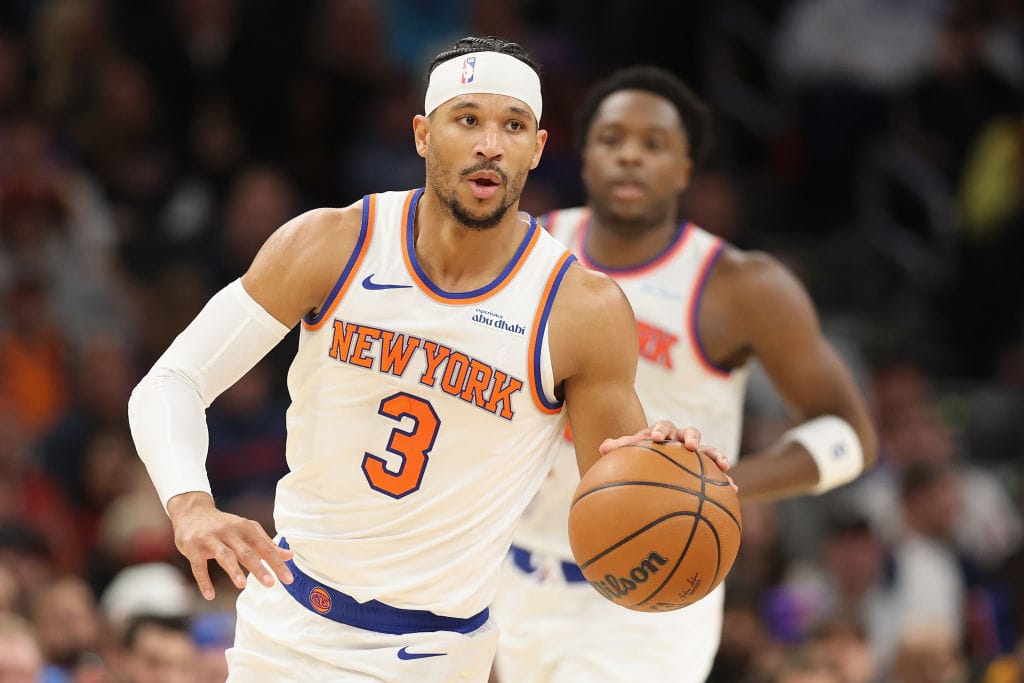 Josh Hart conduce el balón