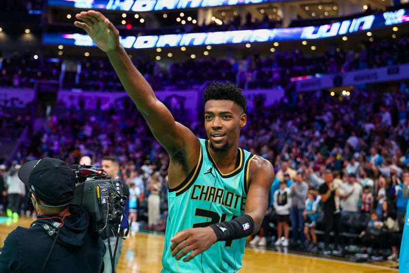 Brandon Miller celebra un triunfo
