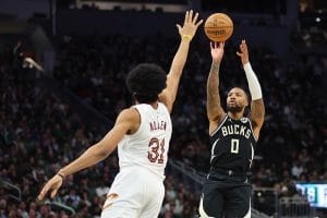 Lillard lanza por encima de Allen