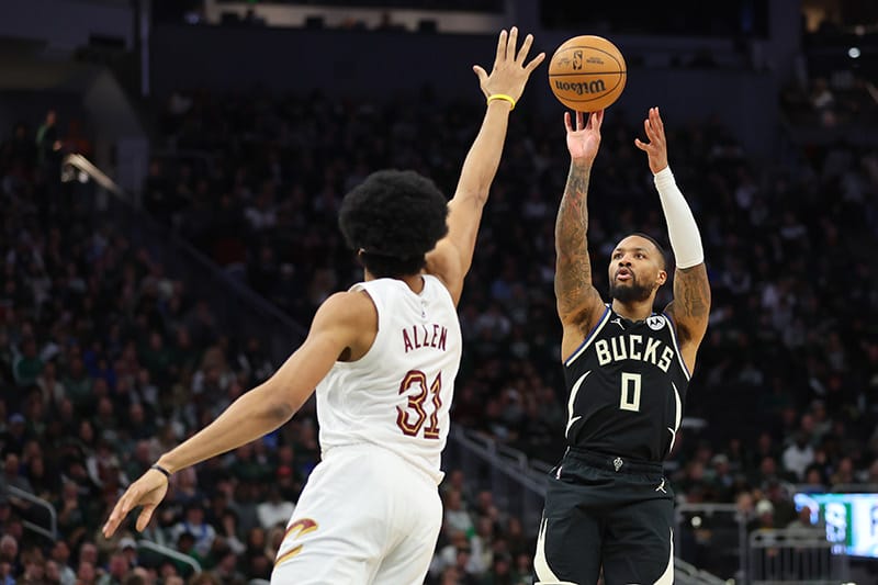 Lillard lanza por encima de Allen