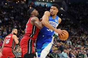 Giannis es defendido por Adebayo