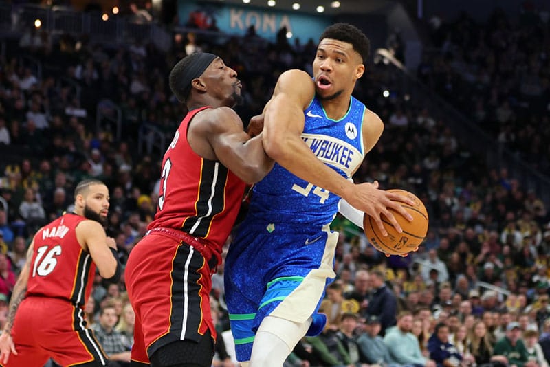 Giannis es defendido por Adebayo