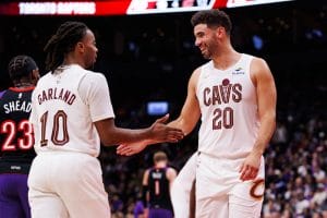 Garland y Niang celebran una canasta