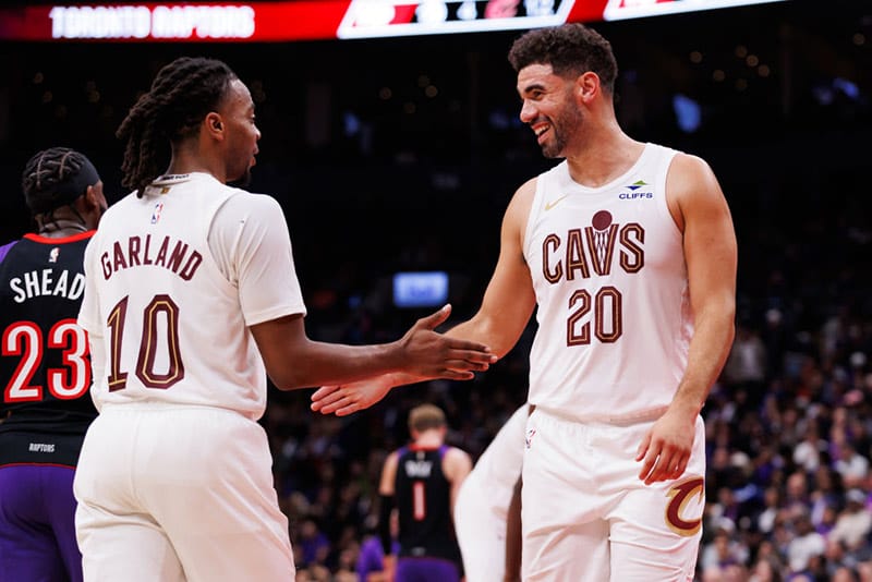 Garland y Niang celebran una canasta