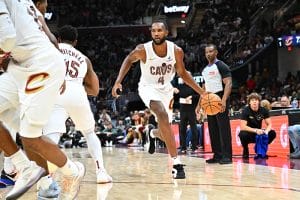 Evan Mobley con el balón
