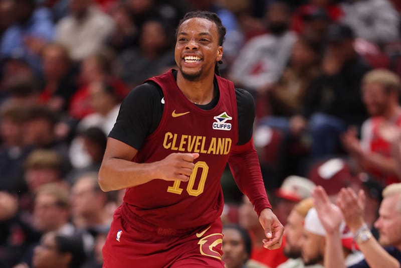 Darius Garland celebra una acción